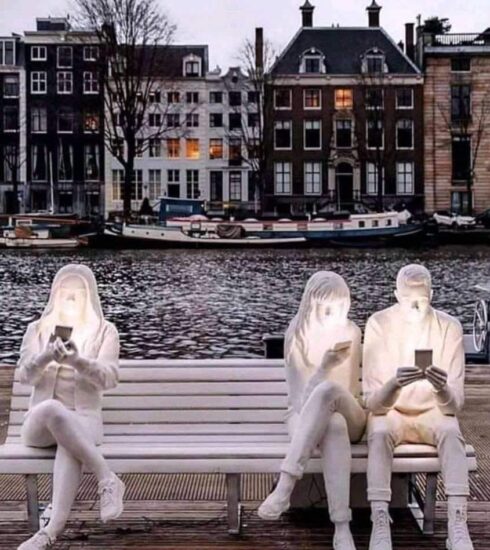 D:\PAPKA 2026\Addiction 1 Sculpture Amsterdam Nomophobia.jpg