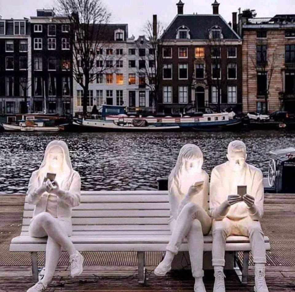 D:\PAPKA 2026\Addiction 1 Sculpture Amsterdam Nomophobia.jpg